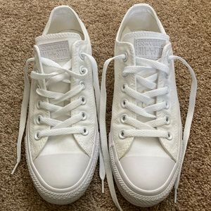 White monochrome converse 7.5 women’s low tops